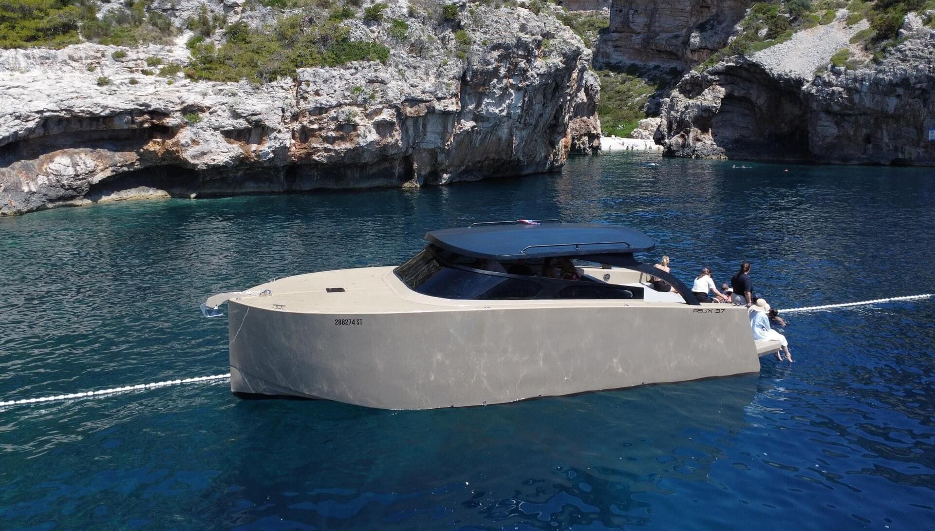 Rebelde boats Buenaventura about the boat